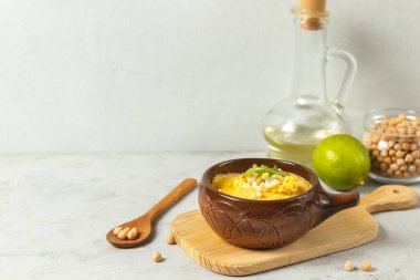 Humus, nohut püresi. Genellikle susam ezmesi, zeytinyağı, sarımsak, limon suyu, kırmızı biber. Yakın plan, boşluğun kopyası. Vejetaryen yemeği.