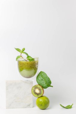 Sağlıklı bir diyet için ferahlatıcı bir içecek. Kivi, nane, limon, fesleğen ve ıspanakla yapılan bir kokteyl vücudun toksinlerden nazikçe kurtulmasına yardımcı olacaktır. Yiyeceği dengeleyen bir hayat. Dikey