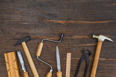 Koyu ahşap arka planda klasik çocuk marangozluk aletleri koleksiyonu. Spac ile Yatay