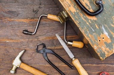 Eski aletler ve ahşap sandık koyu ahşap arka planda, üstte, seçici odaklanma. Atölye kavramı