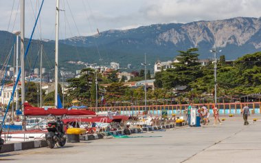 Karadeniz kıyısı. 20 Temmuz. Şehir seti, yatlı ve tekneli iskele, dağ manzaralı.