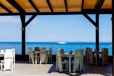 Yüzen motorlu deniz manzaralı ahşap mobilyaları olan bir yazlık kafe. İnsanlar olmadan