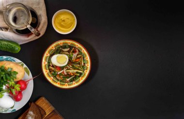 Soğuk çorba. Okroshka kvass üzerinde, geleneksel bir Rus yemeği, tamamen tazeler ve susuzluğunu giderir. Hem et ürünleri hem de tamamen vejetaryenlerle hazırlandı. Ana malzemesi taze salatalık ve bir sürü yeşillik.