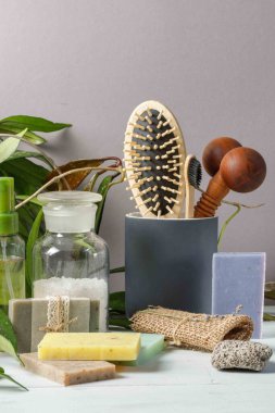 Spa yaşam tarzı, doğal malzemeler. El yapımı sabun, ahşap tarak, bambu diş fırçası. Masaj bezi, banyo tuzu. Çevre dostu malzemelerin bakımı için her şey. Uzayla dikey olarak yakınlaş