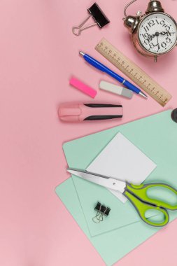 Çalışma ve öğrenim için ofis malzemeleri. Okul yılının başlangıcı. Düzen pembe arka planda, dikey, pastel renklerde. boşluğun bir kopyasıyla