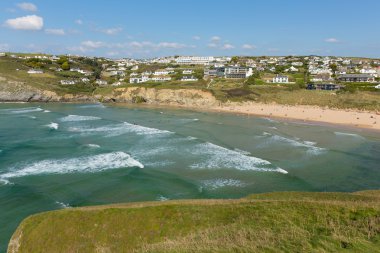 Dalgalar ve sörf Mawgan'da Porth sörf beach Kuzey Cornwall İngiltere Newquay yakınındaki