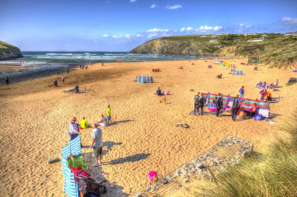 Hermoso sol de finales de verano y buen tiempo atrajo a los visitantes a la costa en Mawgan Porth, North Cornwall — Foto de Stock