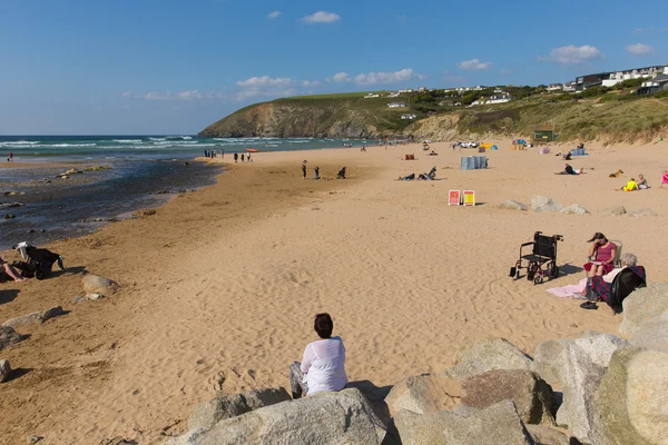 Beautiful late summer sun and fine weather drew visitors to the coast at Mawgan Porth, North Cornwall — Stock Photo, Image