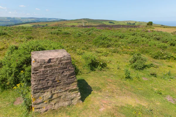 Trigonometrická bod na severu kopci poblíž Minehead Uk s nádhernou krajinou regionu Somerset na západě Anglie — Stock fotografie