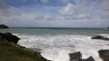 Dalgalar kayalar sahil Cornwall Trebarwith Strand İngiltere tava kırma