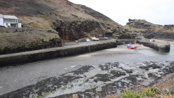 Boscastle North Cornwall England UK harbour pan between Bude and Tintagel England UK to coast entrance — Stock Video