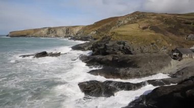 Tintagel ve bağlantı noktası Isaac arasındaki sahil köyü kayalar sahil Cornwall Trebarwith Strand İngiltere tava kırma dalgalar