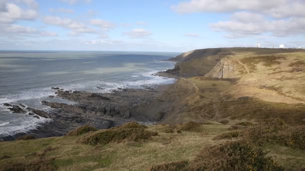 Vista della costa atlantica del Regno Unito a nord della spiaggia di Sandymouth North Cornwall Inghilterra Regno Unito sul sentiero della costa sud-occidentale e vicino a Bude — Video Stock