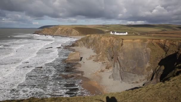 Vista da praia de Crooklets Bude North Cornwall England UK em direção à praia de Northcott no caminho da costa sudoeste — Vídeo de Stock