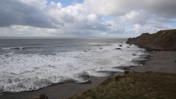 Bude 北コーンウォール イギリス北波と南の西海岸のパス上のノースコット口ビーチ パンします。 — ストック動画