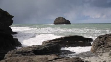 Dışarı için deniz martı Rock dalgalar kayalar çökmesini ile Trebarwith Strand Cornwall İngiltere İngiltere kıyı köy Tintagel ve bağlantı noktası Isaac arasında görüntüleyin