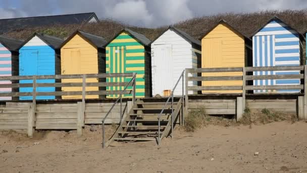 Panoramica Di Numerose Colorate Inglese Spiaggia Capanne Tradizionali Inglese Struttura E Rifugio Trovato Al Mare Con Blu Giallo Rosa Verde Strisce E Porte Verde Di Fila