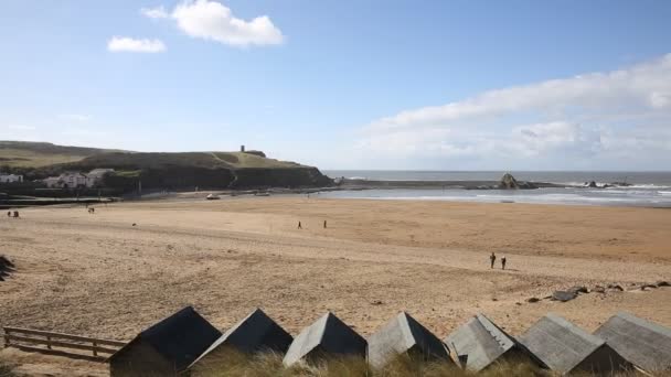 Bude plaży North Cornwall Uk Anglii od Boscastle popularnym ośrodkiem turystycznym i popularne na patelni surfingu — Wideo stockowe