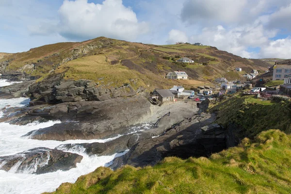 ティンタジェルとポート アイザック Trebarwith ストランド北コーンウォール イギリス海岸の村 — ストック写真