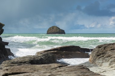 Beyaz dalgalar kayaların üzerinde Trebarwith Strand Cornwall İngiltere İngiltere kıyı köy Tintagel ve bağlantı noktası Isaac arasındaki kırılma