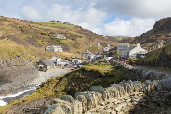 Trebarwith Strand North Cornwall Inghilterra Regno Unito villaggio costiero tra Tintagel e Port Isaac con muro di pietra e sentiero — Foto Stock