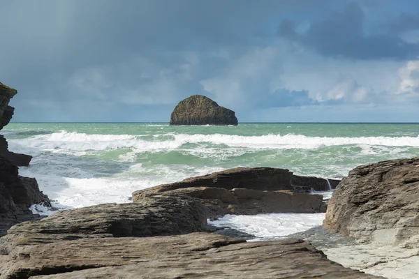 Weiße Wellen brechen auf den Felsen trebarwith strand cornwall england uk küstendorf zwischen tintagel und port isaac — Stockfoto