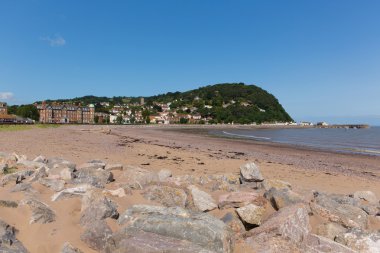 Minehead beach Somerset İngiltere'de İngiltere'de güzel bir gün mavi gökyüzü ile yaz