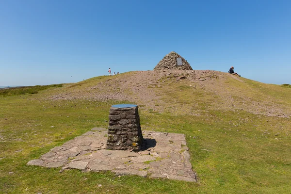 Dunkery leuchtfeuer der höchste punkt auf exmoor in der nähe von minehead salto england uk im sommer mit wildrosa blumen — Stockfoto