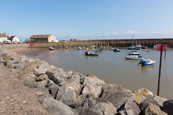 Boote im minehead harbour salto england uk im sommer mit blauem himmel an einem schönen tag — Stockfoto