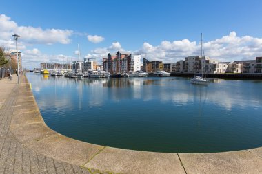Bir bahar günü ve quayside and apartments adlı demirleyen tekneleri mavi gökyüzü ile yakındaki Bristol Somerset İngiltere İngiltere Portishead marina
