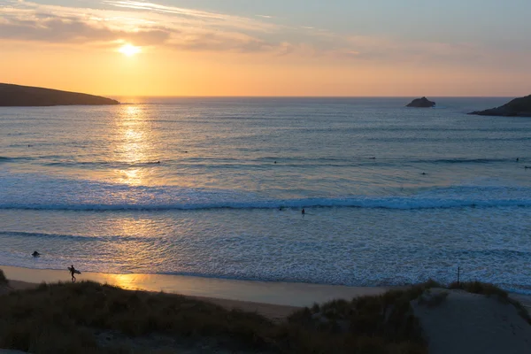 Zachód słońca w Cornwall surferów surfing w wieczór Crantock zatoki i plaży North Cornwall Uk Anglii w pobliżu Newquay — Zdjęcie stockowe