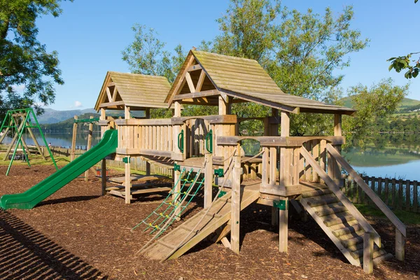 Holzklettergerüst für Kinder in ländlicher Außenlage am See Stockbild