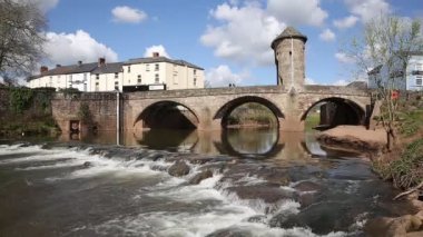 Wye Valley Monnow köprü Monmouth Galler İngiltere'de Ortaçağ müstahkem Nehri Köprüsü ve turistik cazibe 