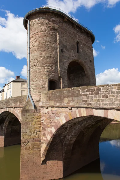 Monnow bridge monmouth wales uk mittelalterliche befestigte Flussbrücke und Touristenattraktion im Wye Valley — Stockfoto