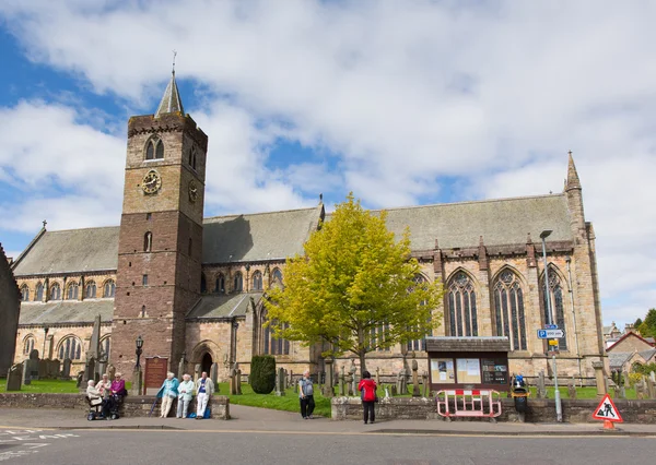 Beautiful spring weather was enjoyed by locals and visitors to Dunblane Cathedral Scotland, UK on Monday 16th May 2016 — Stock Photo, Image