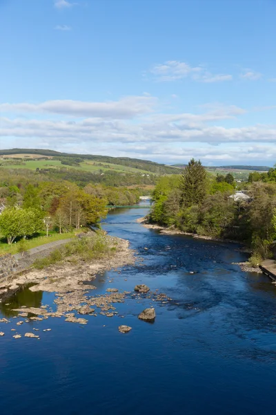 Sungai indah Tummel Pitlochry Skotlandia Inggris di Perth dan Kinross tujuan wisata populer di musim panas — Stok Foto