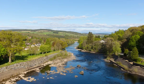 Pitlochry Scotland Uk folyó Tummel Perth és Kinross egy népszerű idegenforgalmi célpont a nyári látképe — Stock Fotó