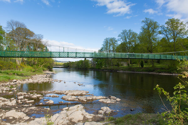 Шотландская река Омел Питлохри Шотландия Великобритания в Перте и популярное туристическое направление Kinross летом
