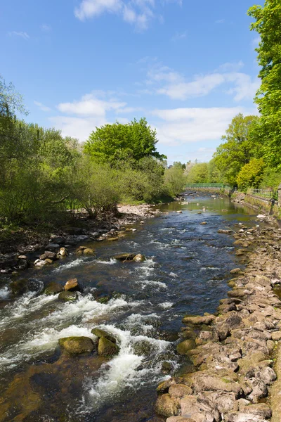 Dunblane Шотландії Великобританії Аллан води річки влітку, яка протікає через місто — стокове фото