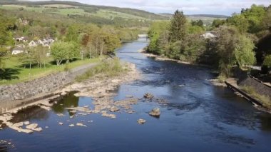 Güzel İskoç nehir Tummel Pitlochry İskoçya İngiltere'de Perth ve Kinross popüler turizm yaz aylarında