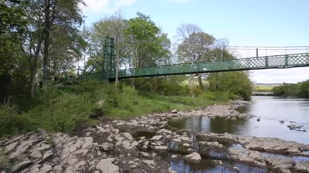 タンメル川川歩道橋夏の普及したツーリストの行先のイギリス、スコットランド、ピトロッホリー ビューをパンします。 — ストック動画