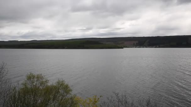 Loch Ness Skottland Storbritannien på en grumlig tråkig mulen dag pan Visa berömda turistattraktion — Stockvideo