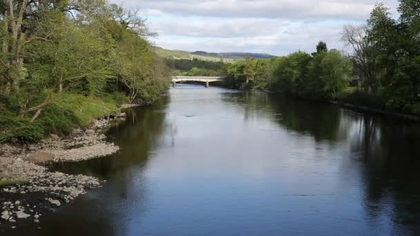 Βρετανία Σκωτία Pitlochry θέα Tummel River στο Περθ και Κινρός ένας δημοφιλής τουριστικός προορισμός το καλοκαίρι τηγάνι — Αρχείο Βίντεο