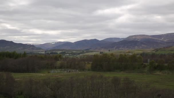 Вид с национального парка Рутвен Барракс Кэрнгорнс Шотландия на дорогу А9 и панорамный вид на сельскую местность — стоковое видео