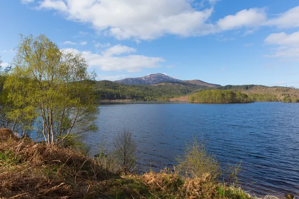 Hermoso lago escocés Loch Garry Escocia Reino Unido al oeste de Invergarry en la A87 al sur de Fort Augustus y al norte de Fort William — Foto de Stock