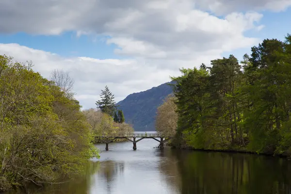 Fort Augustus River Scotland UK Scottish Highlands popular tourist village next to Loch Ness with old bridge — стоковое фото