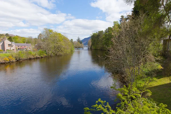 Fort Augustus řeka Skotsko Uk skotské vysočiny populární turistická vesnice u jezera Loch Ness s starý most — Stock fotografie