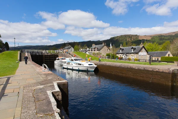 Bateaux se déplaçant à travers les portes de l'écluse sur le canal calédonien Fort Augustus Écosse Royaume-Uni qui relie Fort William à Inverness en passant par les écluses au Loch Ness — Photo