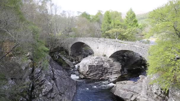 Invermoriston köprü İskoçya İngiltere'de turizm tarafından Thomas Telford içinde 1813 yapılı muhteşem nehir Moriston falls haçlar İskoç. — Stok video