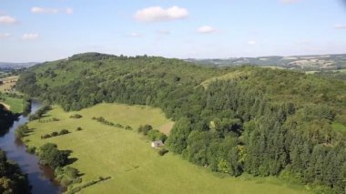 Çarpıcı güzel İngilizce kırsal Wye Valley ve nehir Wye Herefordshire ve Gloucestershire pan ilçeler arasında bakıldı